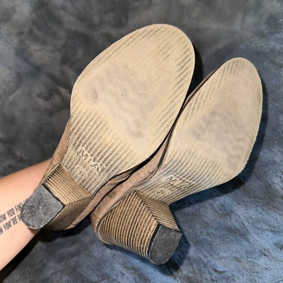 Taupe Suede Ankle Booties Round Toe Short Heel MIA Size 8.5 - Picture 10 of 10